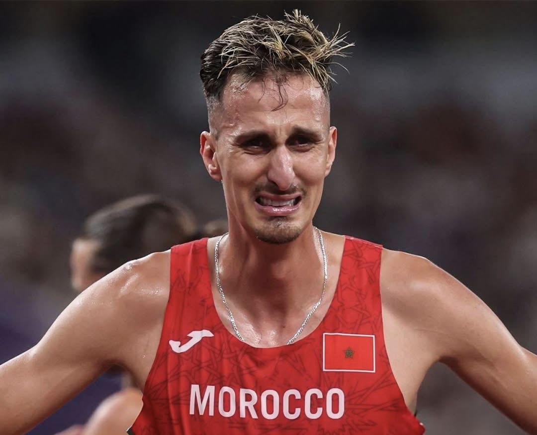 Sofiane El Bakali en larmes après une perte spectaculaire lors de la finale du 3000 mètres steeple dans les derniers mètres.