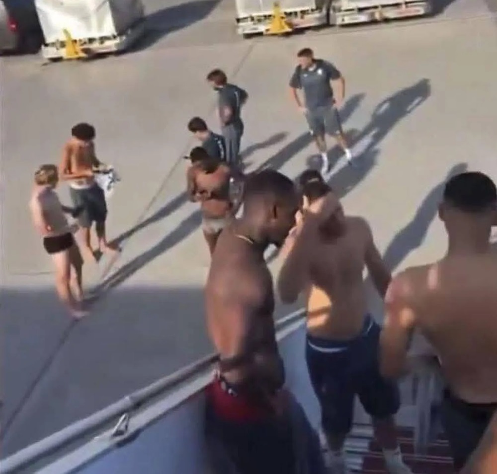 Une panne d&rsquo;avion force les joueurs de Monaco à descendre en sous-vêtements.