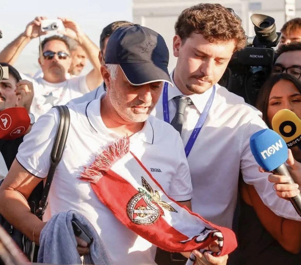 Benfica annonce la nomination de José Mourinho en tant qu’entraîneur de l’équipe avec un contrat jusqu’en 2027.
