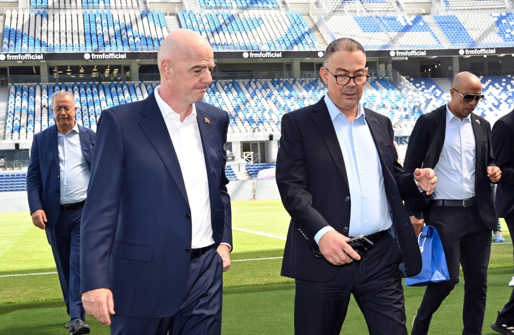 Gianni Infantino salue l’avancement des travaux du grand stade de Tanger lors d’une visite officielle.