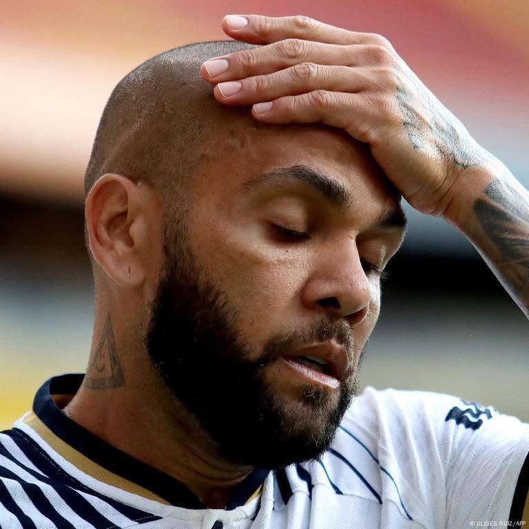 Dani Alves : De la gloire sur le terrain à 839 jours derrière les barreaux, puis l&rsquo;acquittement.