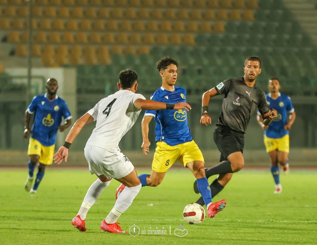 Id Allah Hymoud débute son aventure avec le Club Al-Taawun en Libye lors d’un camp d’entraînement en Égypte.