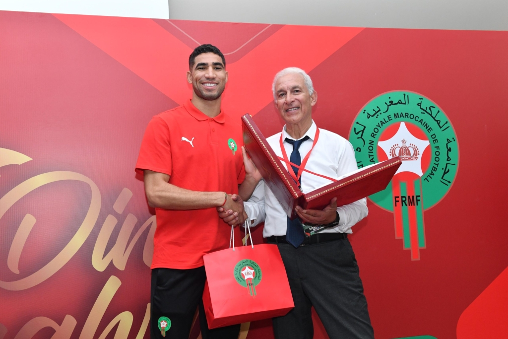 La Fédération Royale Marocaine de Football rend hommage aux anciens joueurs avant le match contre le Niger.