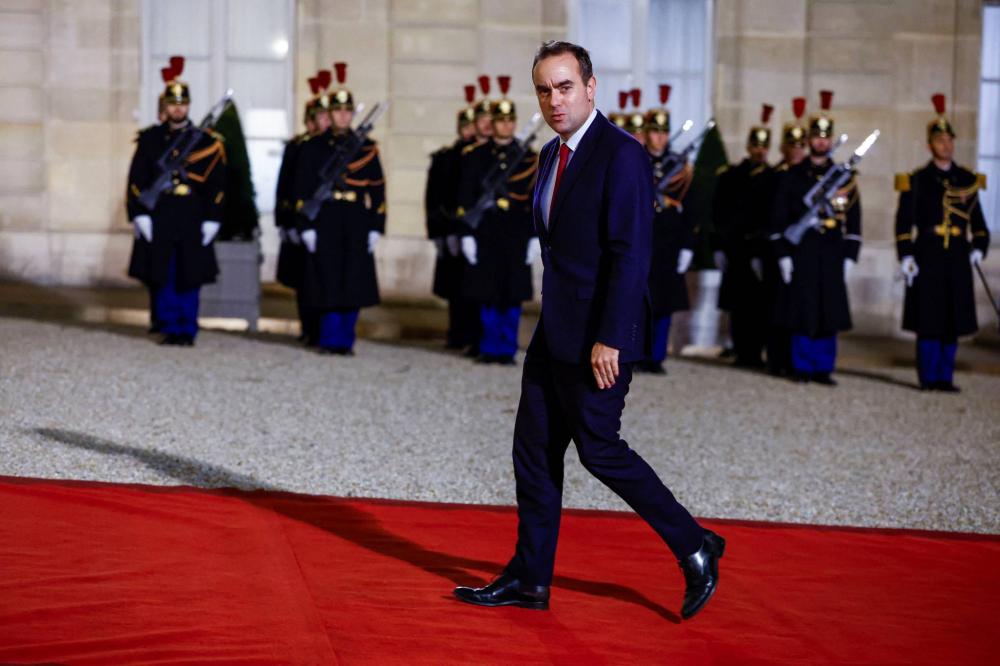 Macron nomme Lecornu Premier ministre au milieu d&rsquo;une crise politique et d&rsquo;un parlement divisé.