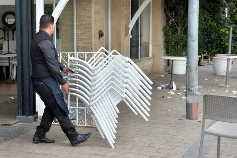 Précarité professionnelle menaçant les employés des cafés à Kénitra