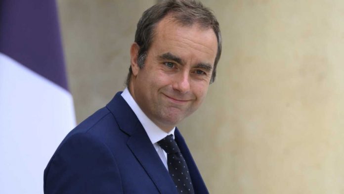 La France met fin aux privilèges à vie des anciens membres du gouvernement à partir de 2026.