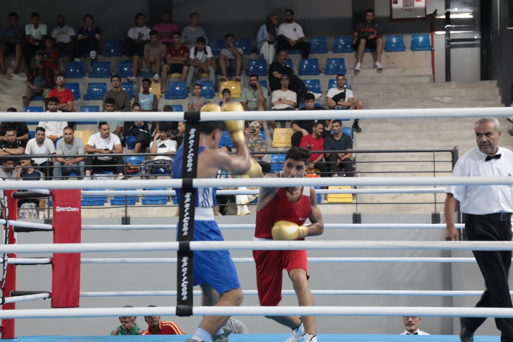 Les passionnés de boxe à l&rsquo;heure des finales de la Coupe du Trône dans la salle couverte universitaire de boxe.