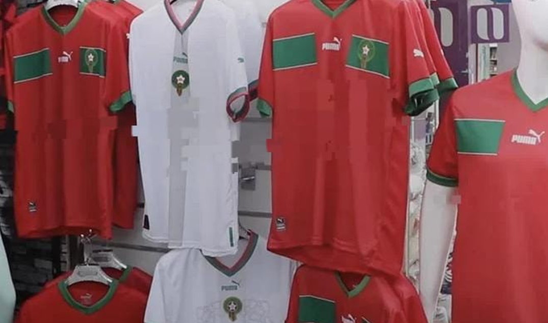 Présentation de trois individus devant le tribunal de Kénitra pour avoir imprimé des slogans incitatifs sur les t-shirts de l&rsquo;équipe nationale marocaine.