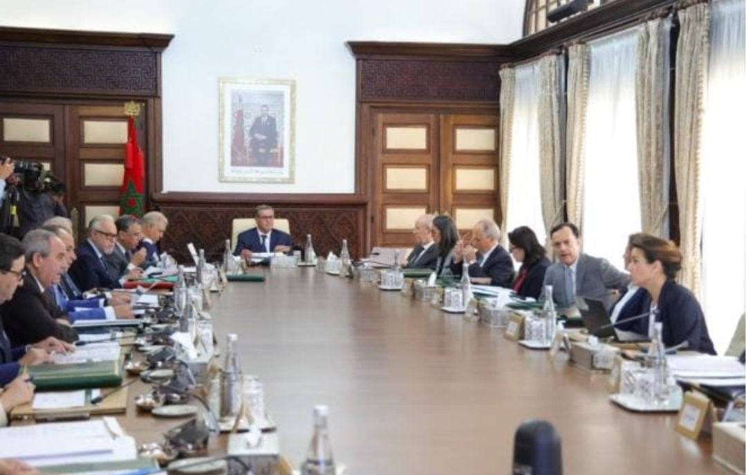 Le Conseil du gouvernement adopte de nouveaux projets de lois et décrets pour renforcer l&rsquo;environnement légal, industriel et social.