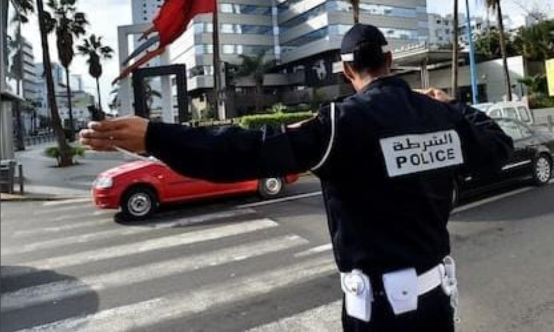 Un conducteur imprudent renverse un agent de police à Kénitra et prend la fuite.
