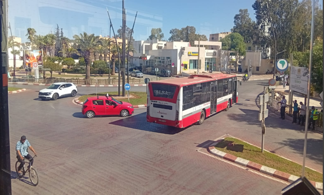 Blocage d’une route principale à Khouribga en raison d’un bus de la société Al-Zahra… Les citoyens déplorent l’absence d’intervention.
