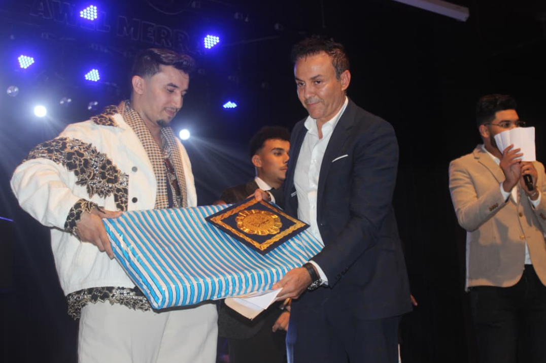 Zoubeir El Mouden remporte le premier prix au concours de l&rsquo;artiste Hatem Idar.
