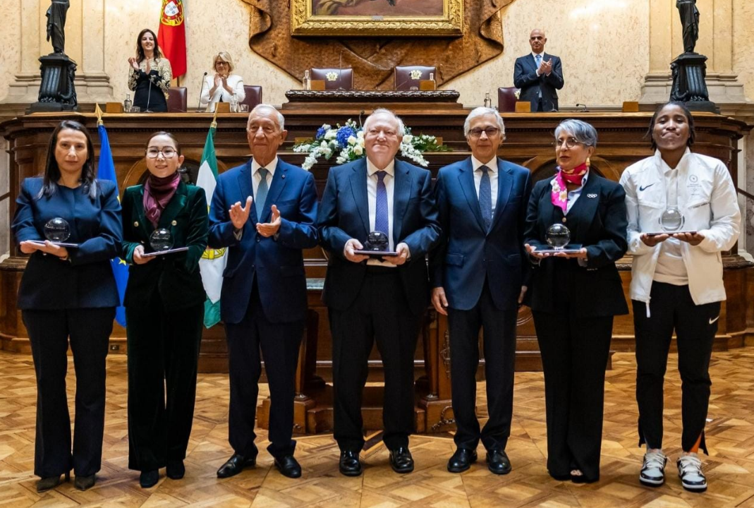 Nawal El Moutawakel, la Marocaine, reçoit un prix du Conseil de l’Europe des mains du Président de la République au Parlement portugais