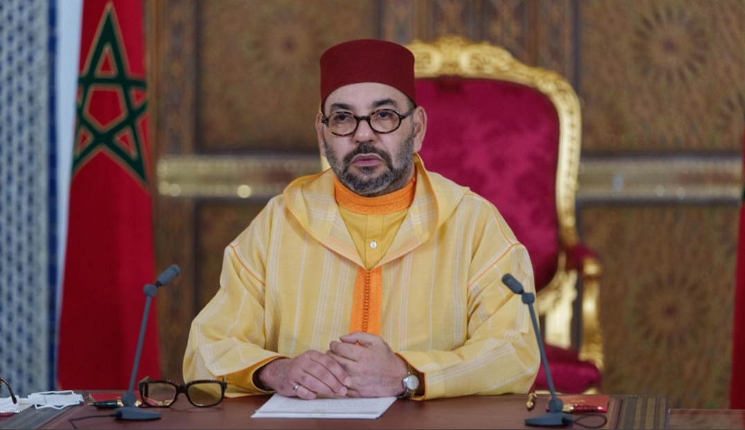 Sa Majesté le Roi Mohammed VI : La décision du Conseil de Sécurité, un tournant historique consacrant la marocanité du Sahara et mettant fin définitivement au conflit.