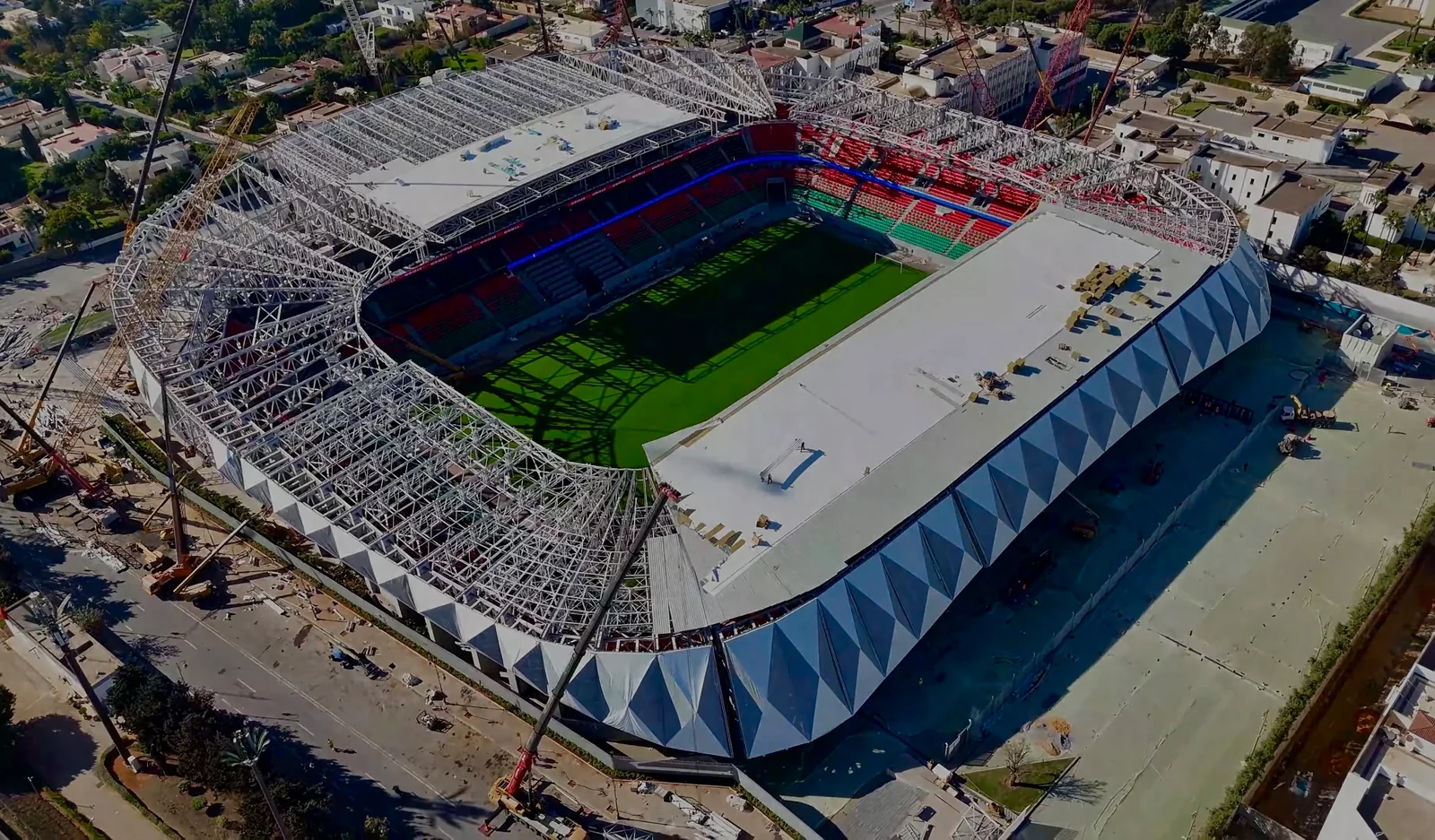 Huit mois seulement : Le Maroc démontre sa capacité à transformer les défis en infrastructures sportives majeures.