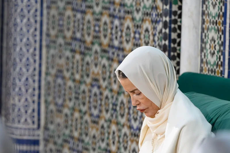 La princesse Lalla Meryem préside une cérémonie religieuse en commémoration du 27e anniversaire du décès du roi Hassan II.