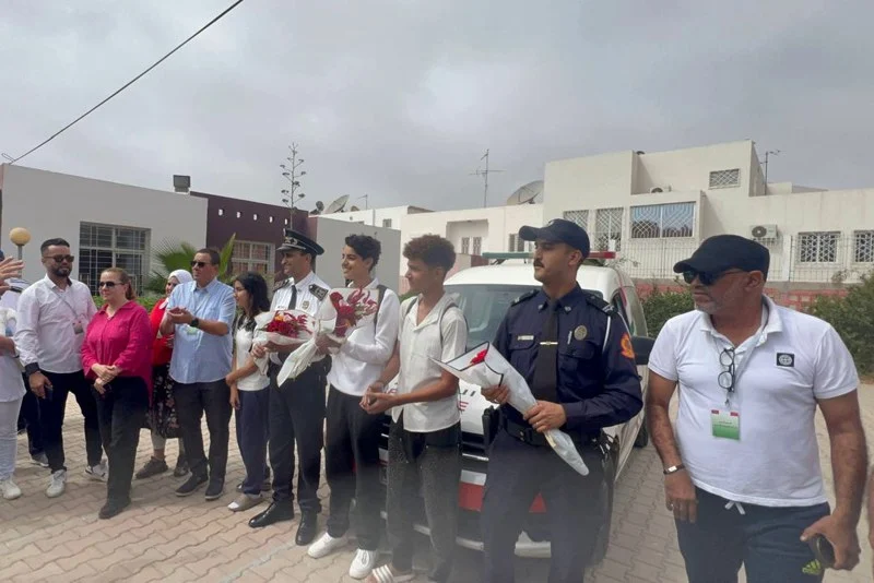 Les élèves d&rsquo;Agadir rendent hommage aux forces de l&rsquo;ordre et lancent une campagne de sensibilisation contre la violence en réponse aux troubles des vandales.
