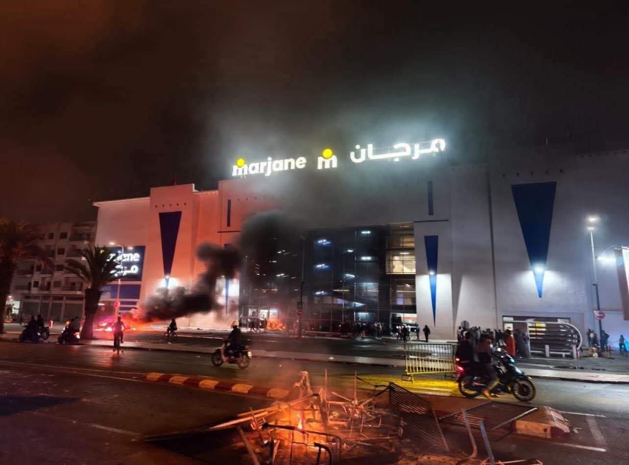 Inzikan : Les manifestations de la génération Z se transforment en violences graves : attaque de Marjane, d&rsquo;une agence bancaire et incendie de voitures de police.