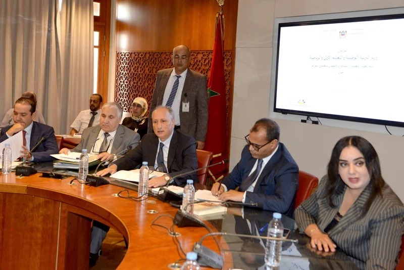 Berrada annonce un plan complet pour lutter contre le décrochage scolaire et souligne l’importance du transport et du soutien social pour les élèves.