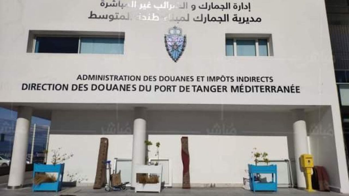 Des cartouches tombent sur un passager au port de Tanger