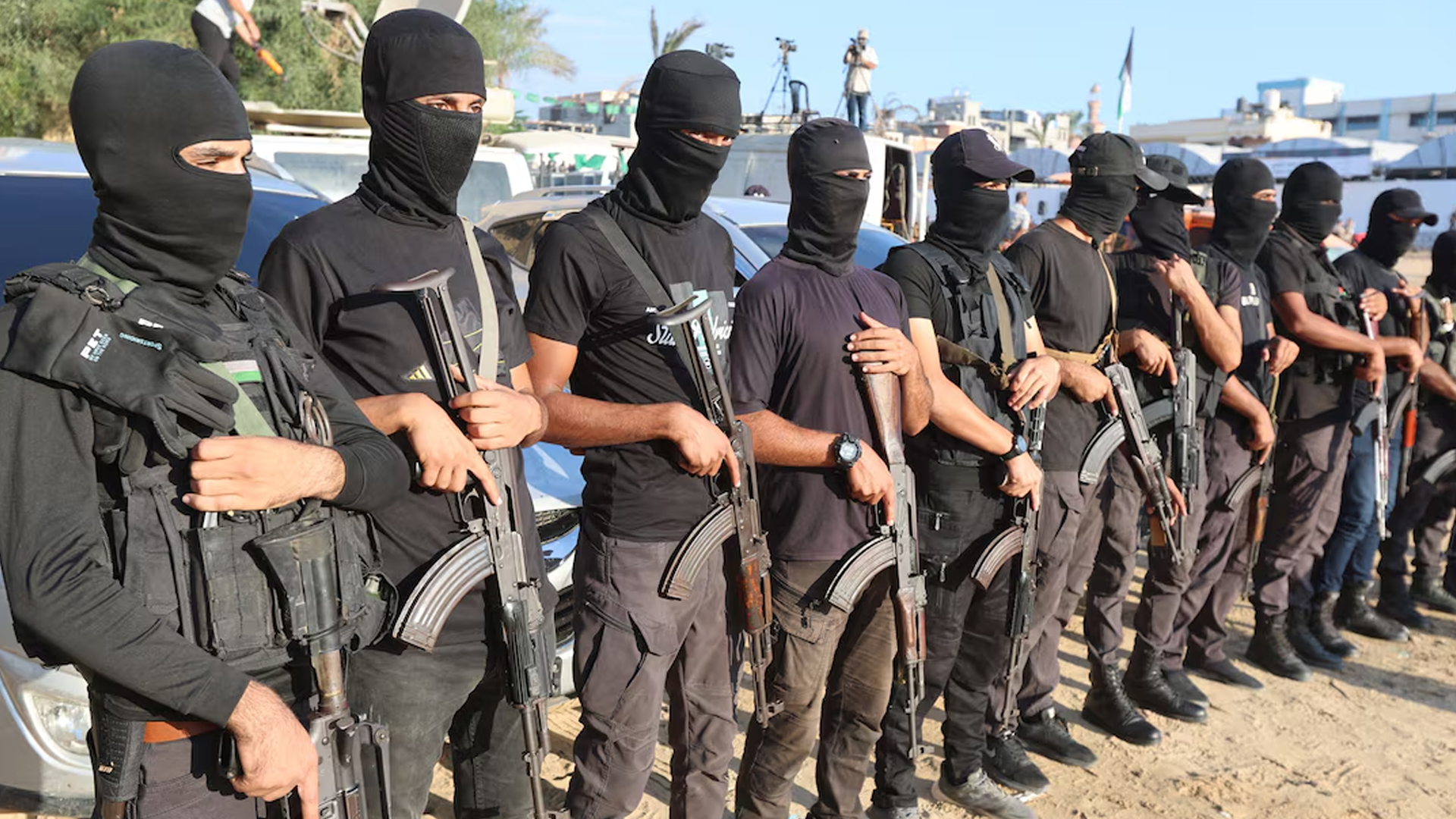 Hamas remet 13 otages israéliens supplémentaires au Comité International de la Croix-Rouge.