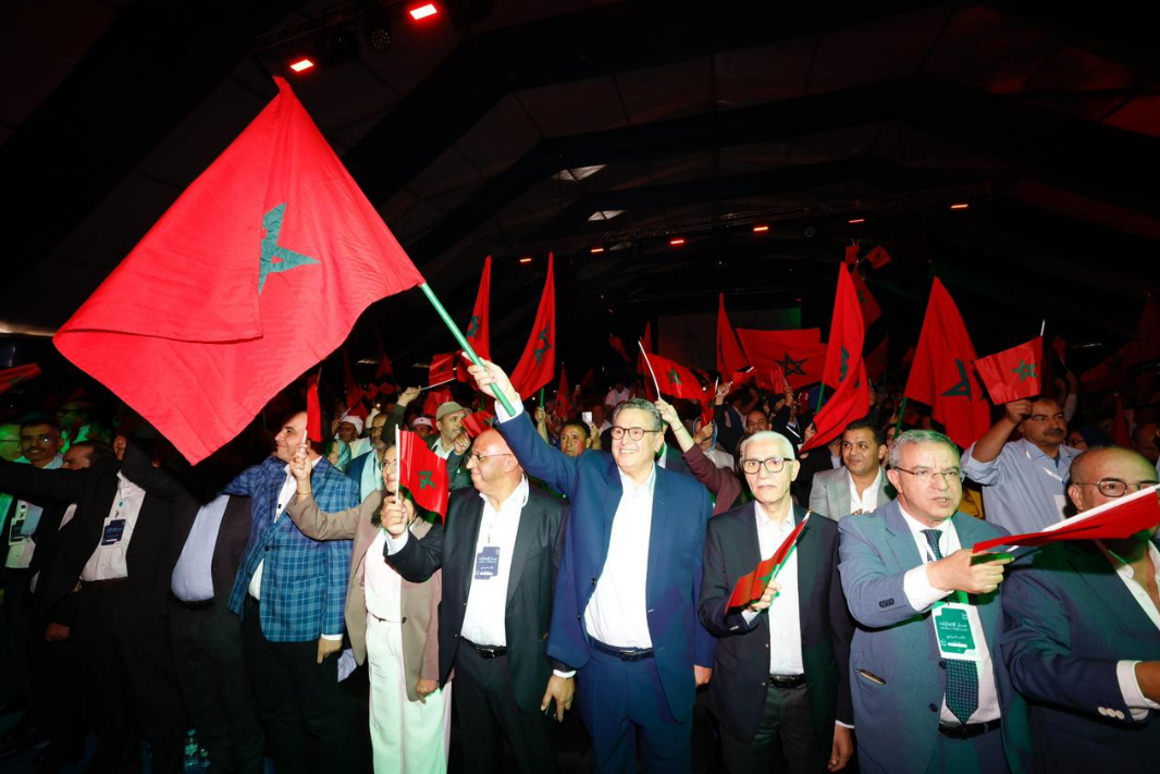 Akhannouch félicite Sa Majesté le Roi et les Marocains après la reconnaissance internationale de l&rsquo;autonomie : un accomplissement historique pour la diplomatie marocaine.