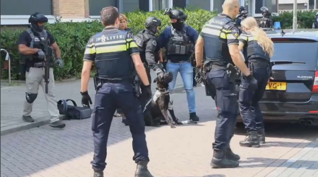 En coordination avec la Direction générale de la sécurité nationale, la police néerlandaise arrête un mineur impliqué dans une affaire de terrorisme.