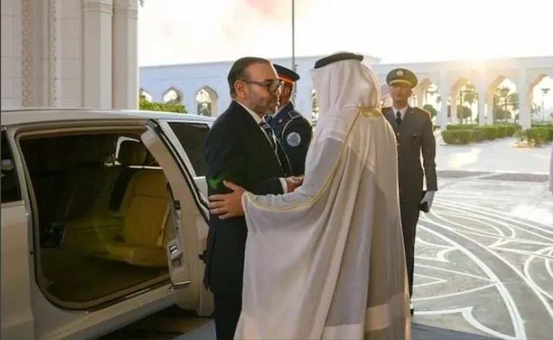 Le Roi Mohammed VI en visite spéciale à Abou Dabi, illustrant la solidité des liens fraternels entre le Maroc et les Émirats.