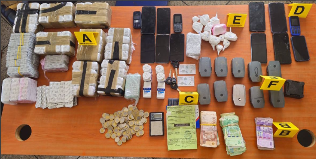 Arrestation de deux personnes à Tétouan et saisie de plus de 26 000 comprimés de drogue ainsi que de drones pour le trafic international.