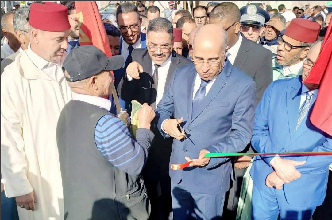 À l’occasion de la Marche verte, le Caïd de Tinghir inaugure un terrain de sport et un centre de santé rural.