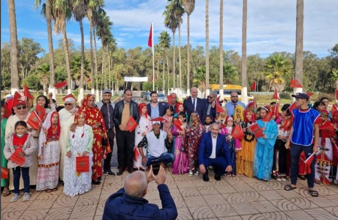 La commune de Sidi Taybi célèbre le cinquantième anniversaire de la marche verte avec des cérémonies de levée du drapeau national.