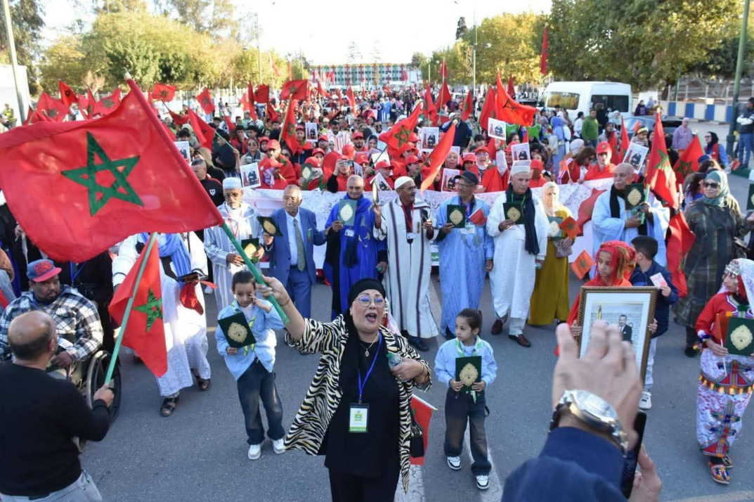 Kénitra ravive les souvenirs de la Marche Verte et organise une grande marche dans les rues de la ville.