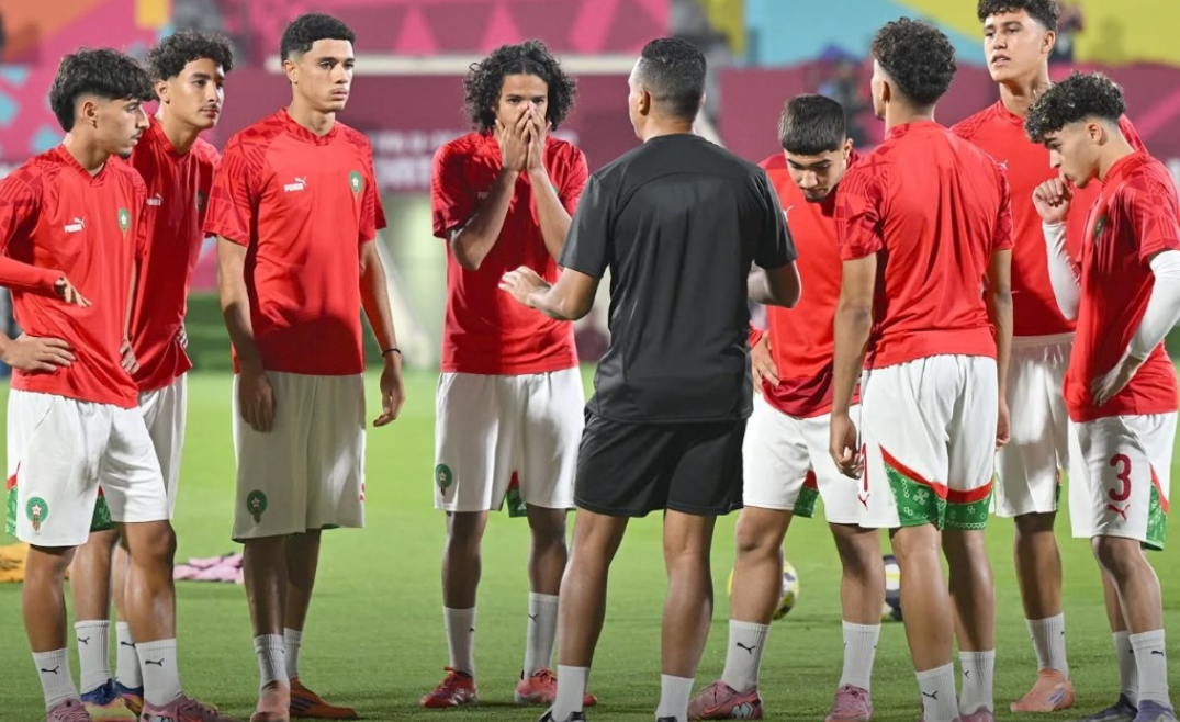 En images : l&rsquo;équipe nationale marocaine termine ses dernières préparations sur le terrain du stade de Tanger avant d&rsquo;affronter le Mozambique ce soir.