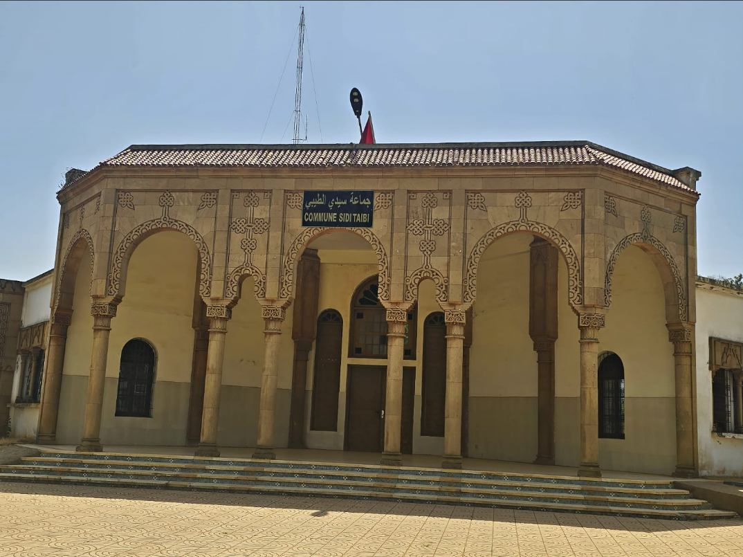 La commune de Sidi Taybi tient une session extraordinaire décisive pour examiner des projets sociaux et d&rsquo;infrastructures prioritaires.