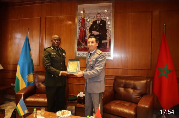 Le Maroc et le Rwanda renforcent leur partenariat militaire lors de la visite du Chef d&rsquo;État-Major des Forces terrestres rwandaises à Rabat.