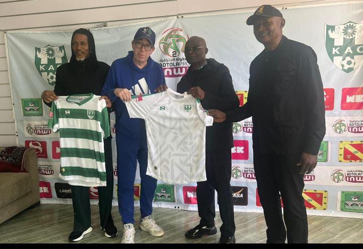 Visite historique : Roger Milla et ses collègues visitent le stade de Kénitra, accueillis chaleureusement par Doumo