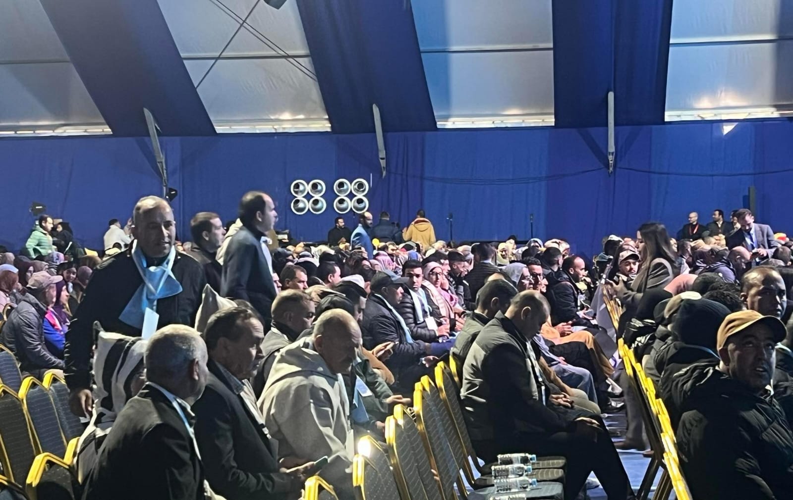 Afflux précoce des adhérents des « Libéraux » dans la salle de rencontre dédiée aux réalisations, en préparation de l’arrivée d’Akhannouch à Fès.