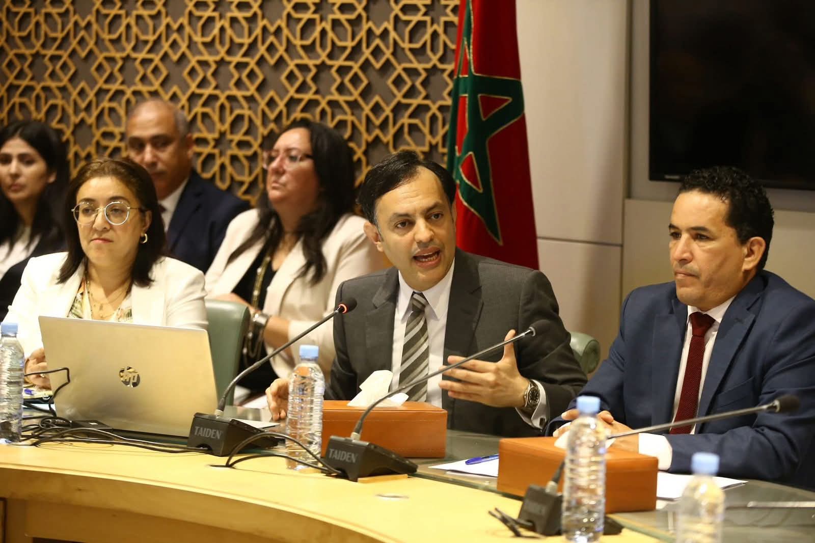 Younes Skouri présente le budget 2026 du ministère de l’Intégration économique, des petites entreprises et de l’emploi devant la Commission des secteurs sociaux de la Chambre des représentants.