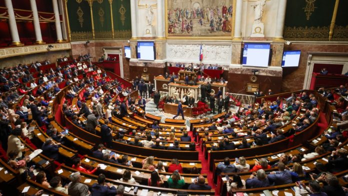 Le Parlement français adopte la première partie du budget de la sécurité sociale au milieu des divisions concernant la suspension de la réforme des retraites.