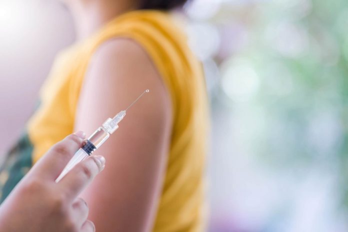 Le vaccin HPV réduit de 80% le risque de cancer du col de l&rsquo;utérus chez les jeunes ayant reçu une vaccination précoce.