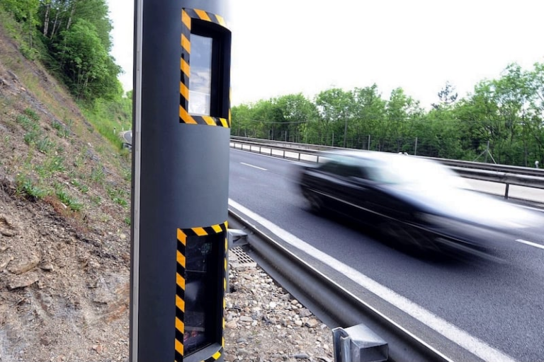 La France inscrit le dépassement de vitesse de plus de 50 km/h sur la liste des contraventions.