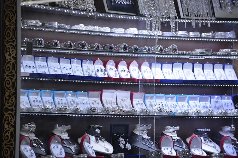 L’argent réduit ses pertes et s’approche des 75 dollars après sa plus forte chute quotidienne en 5 ans.