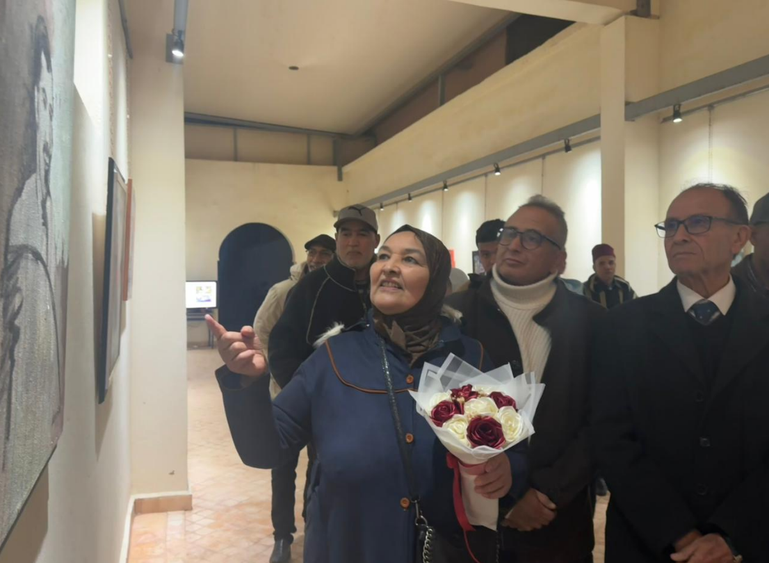 Exposition artistique de l&rsquo;artiste autodidacte Latifa Sidqi à la Maison de la Culture de Kelaa des Sraghna, célébrant l&rsquo;esprit de la créativité autodidacte.