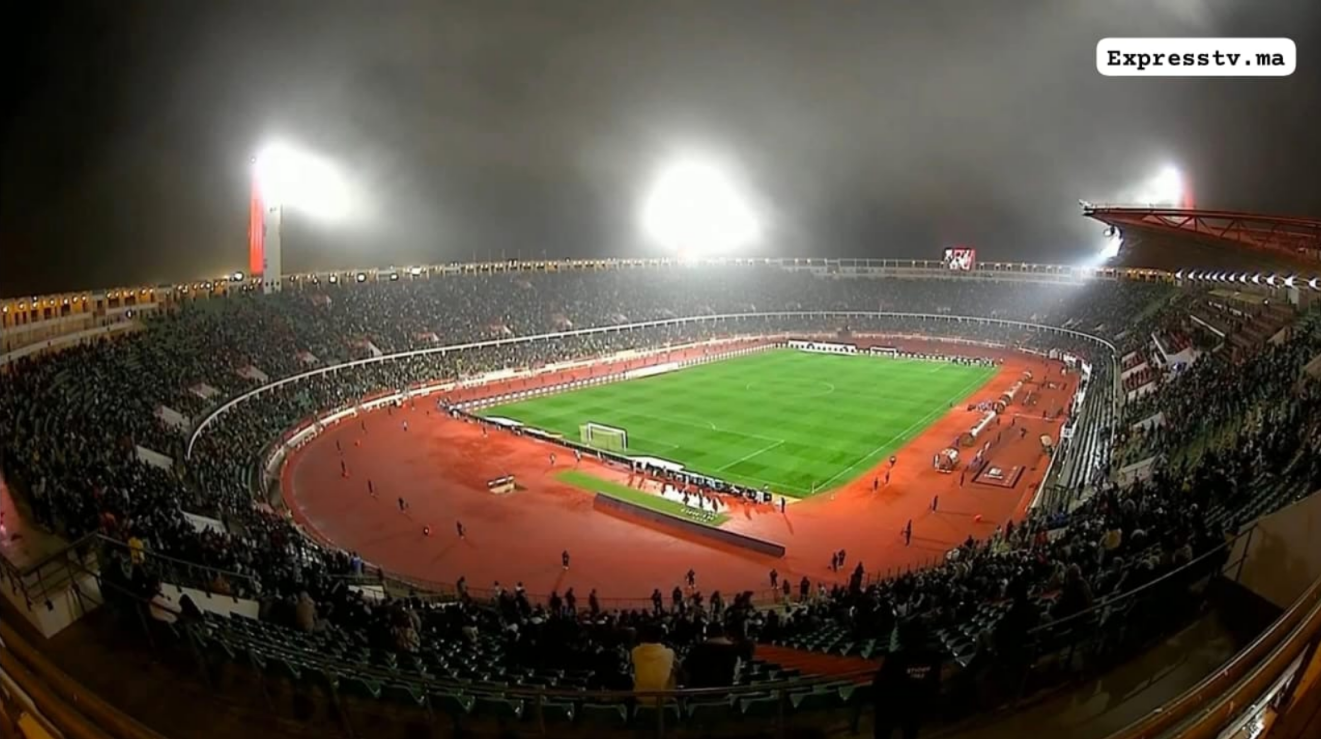 Aïdane continue de surprendre : Plus de 35 000 spectateurs remplissent le stade d&rsquo;Agadir pour suivre le match Cameroun-Gabon.