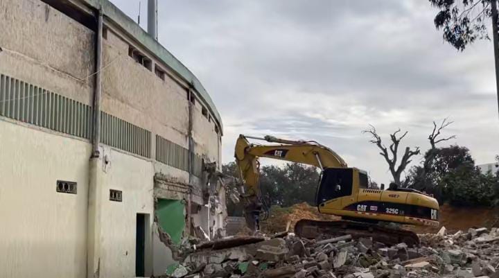 Le stade municipal de Kénitra entre dans la phase de démolition finale et le club de Kénitra propose des solutions temporaires pour assurer l&rsquo;accueil.