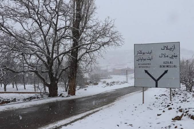 Interruption des routes dans la province d&rsquo;Azilal en raison de la neige et efforts intensifs pour rétablir la circulation