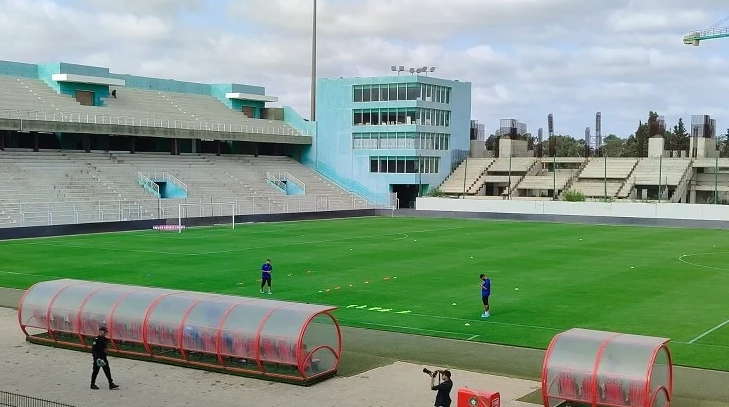 La Fédération royale marocaine de football soutiendra-t-elle le club de Kénitra en lui fournissant un stade à Rabat et une compensation financière suite à la fermeture de son stade municipal ?