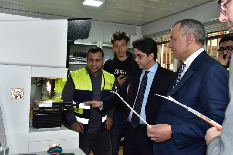 Inauguration d&rsquo;une nouvelle usine de fibres optiques à Berrechid pour renforcer la souveraineté numérique et créer 165 emplois.