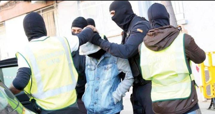 Espagne : Arrestation d&rsquo;un Marocain à la demande du Maroc, soupçonné d&rsquo;être impliqué dans un réseau de migration clandestine.