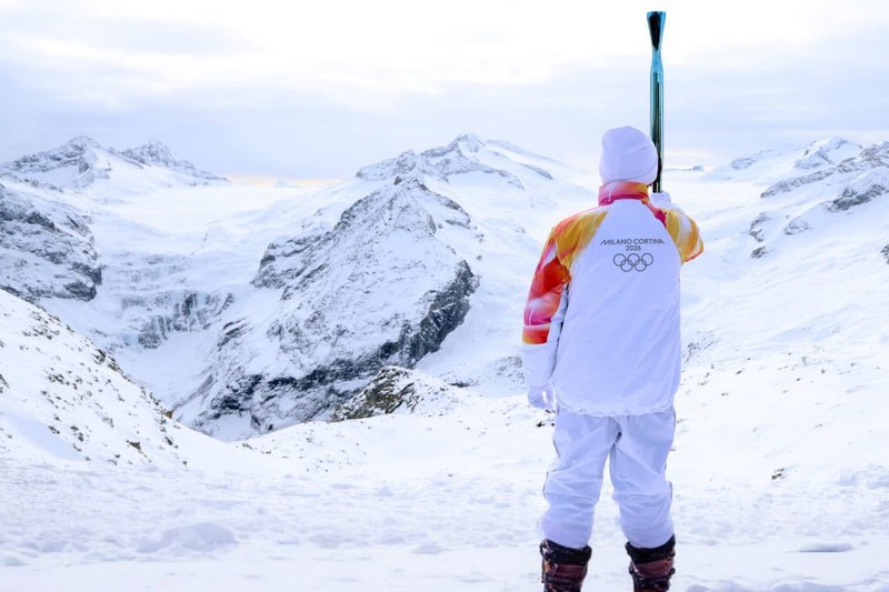 Remise du drapeau olympique à la France pour marquer l&rsquo;accueil des Jeux d&rsquo;hiver 2030.